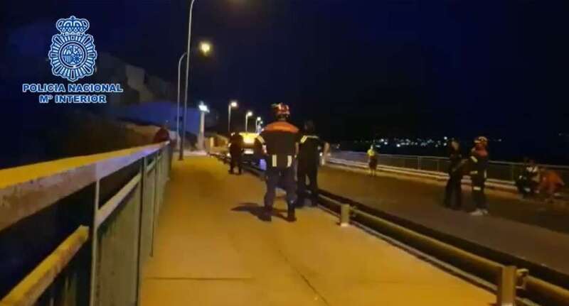 Momento de la intervención policial y de bomberos/TA.